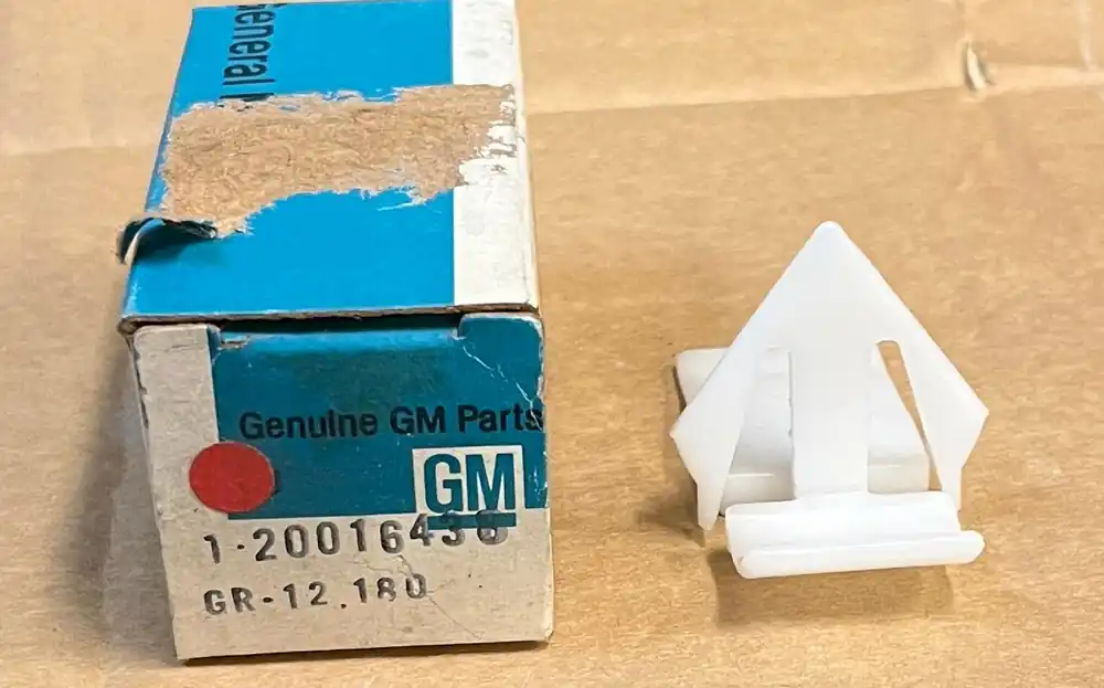 Clip ovanför bakljus Buick Olds Chev Pon Wagon 1976-81 GM gr.12.180 20016438 NOS Sista chansen