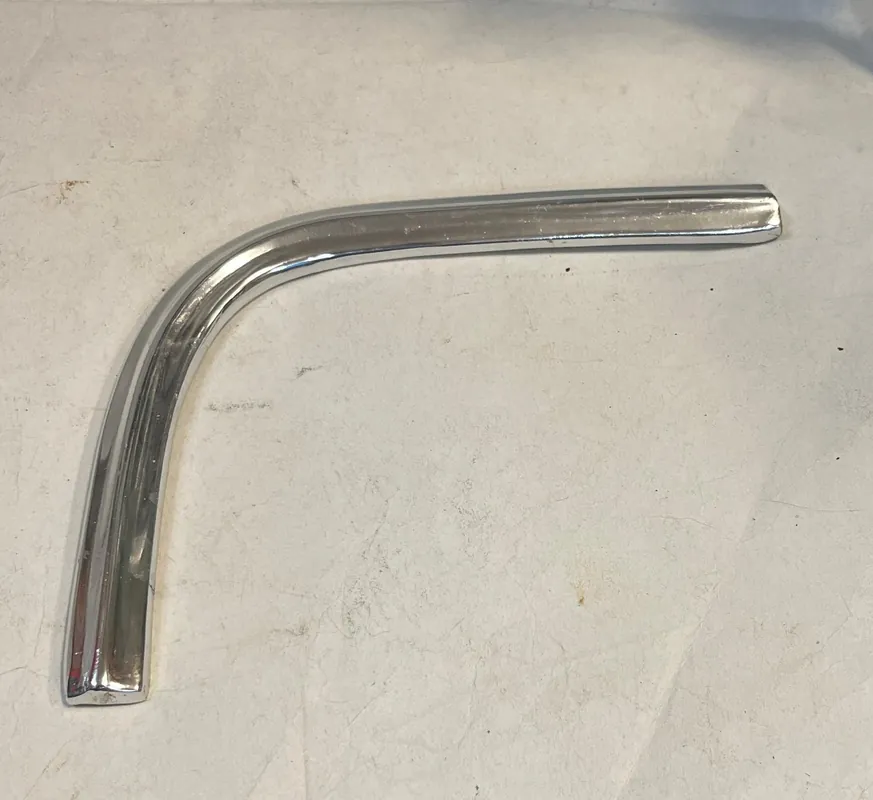 I lager Lower rear molding vänster bak Chevrolet Impala SS 1964 2dr HT & Cabriolet