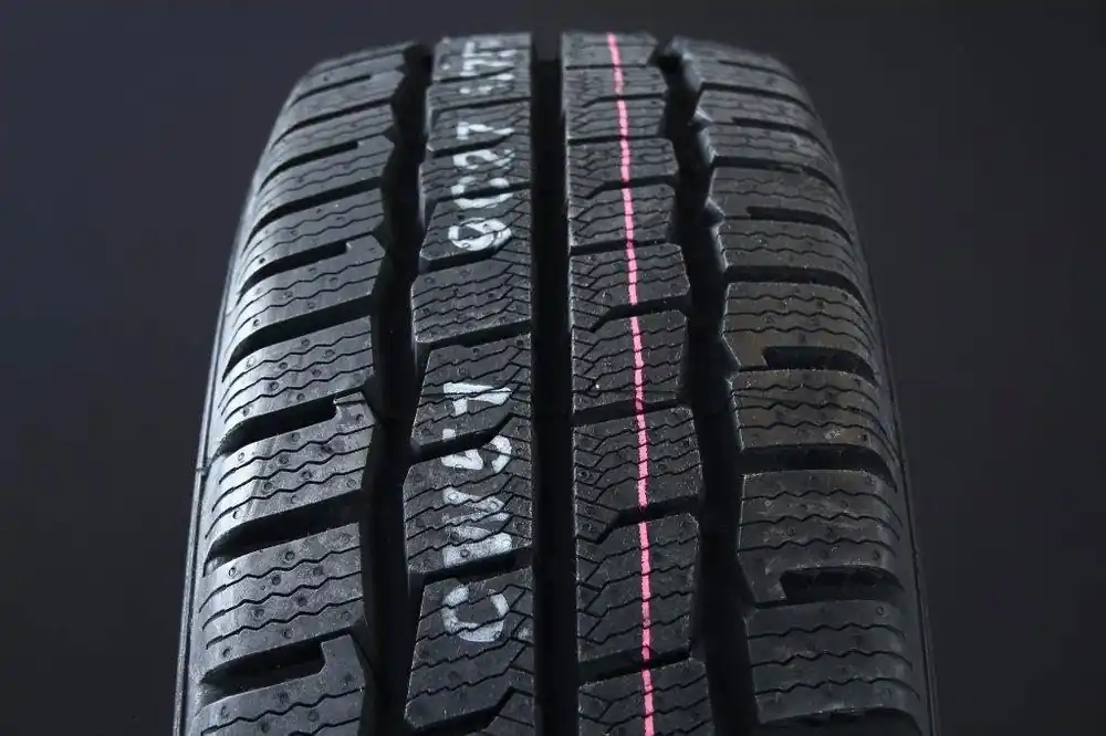Billig 235/65R16 KUMHO CW51 C-DÄCK FRIKTION